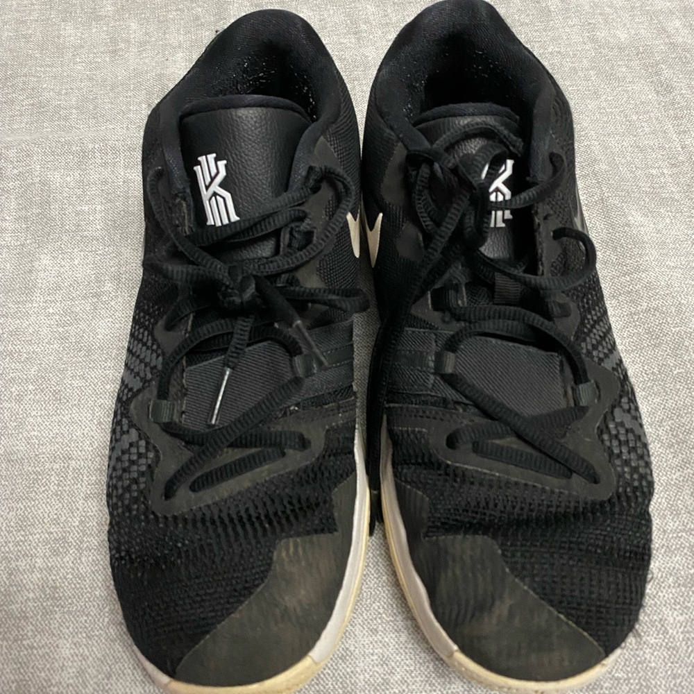 Basketball shoes